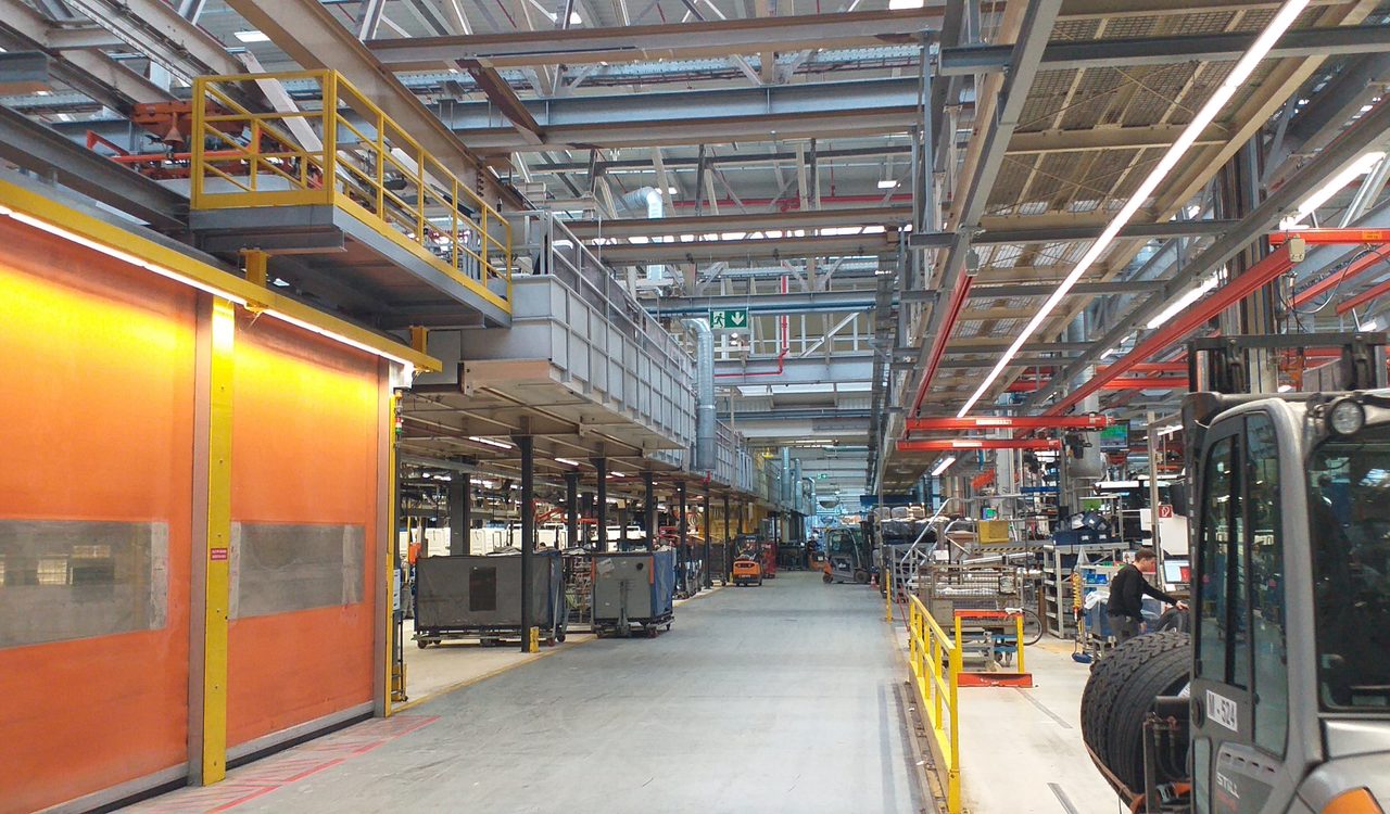 Produktionshalle mit Stahltragwerk, Hallentoren und Flurförderfahrzeug