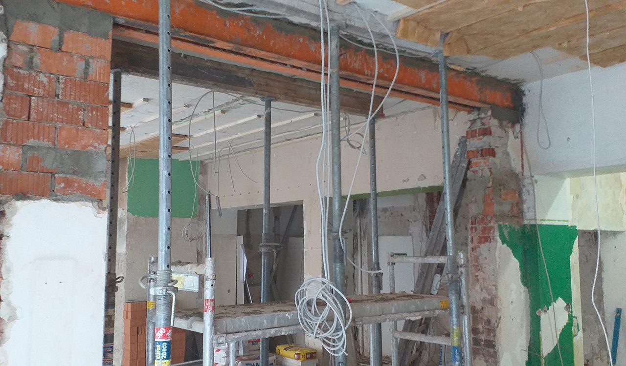 Rohbau mit Stahlstützen, Abstützungen und freigelegtem Ziegelmauerwerk