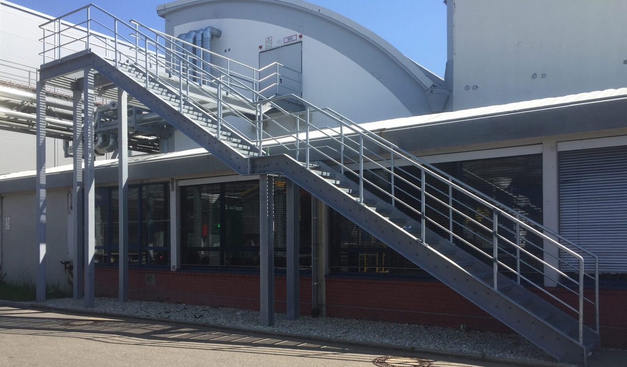 Anbau Stahltreppe / Fluchttreppe in laufendem Betrieb