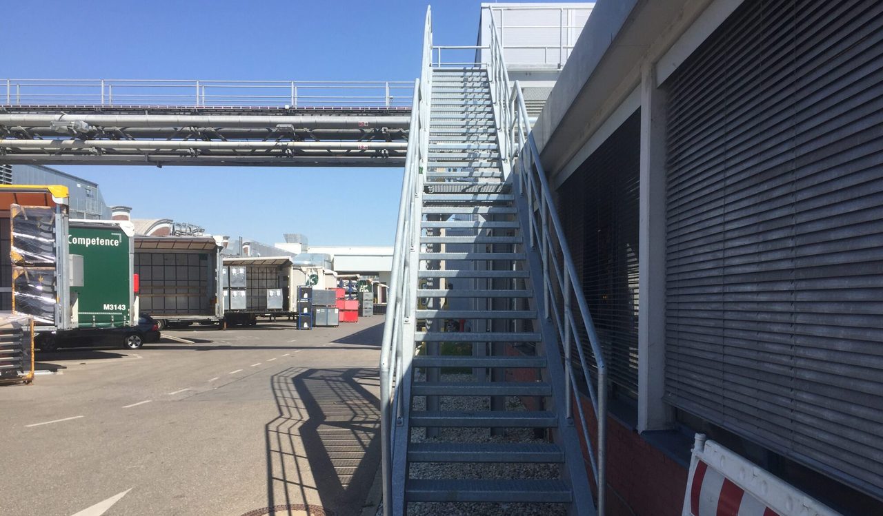 Anbau Stahltreppe / Fluchttreppe in laufendem Betrieb