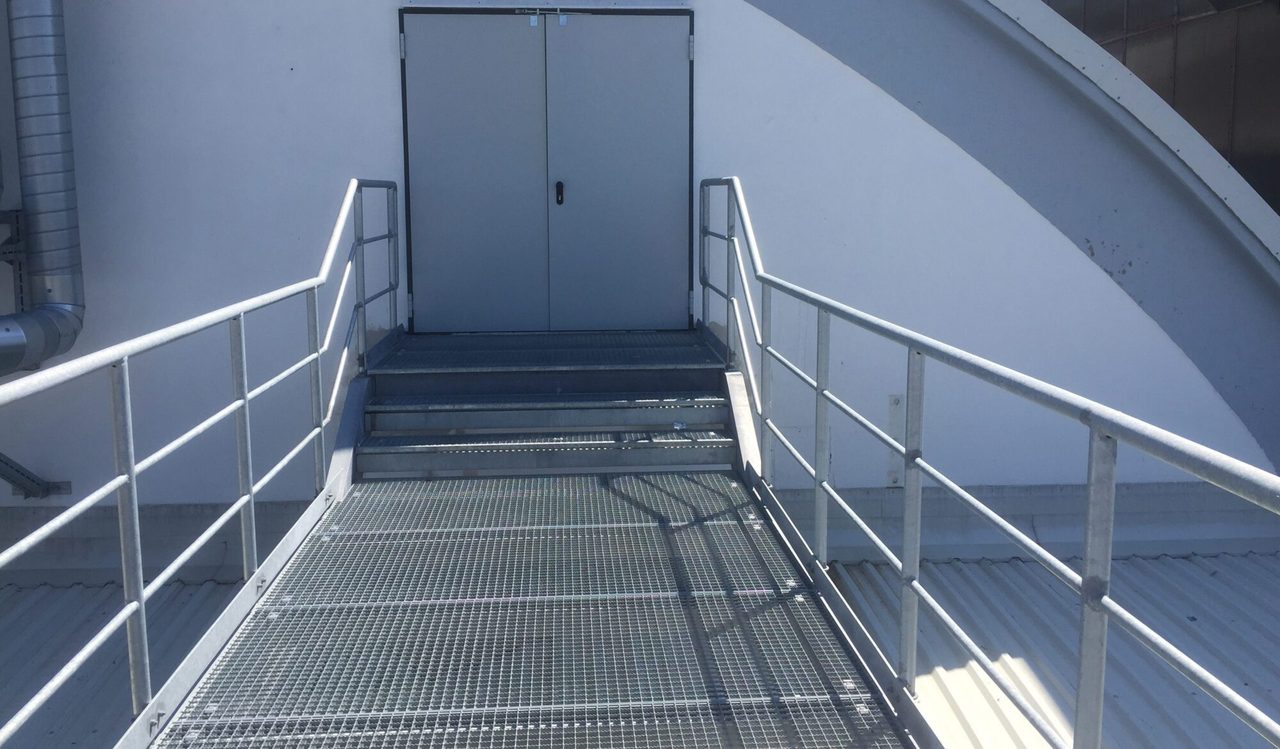 Anbau Stahltreppe / Fluchttreppe in laufendem Betrieb