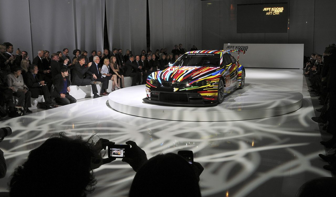 Bemaltes Art Car auf einer Drehbühne vor Publikum im Centre Pompidou